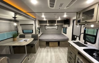 *Fully Stocked* 2022 Surveyor Legend 19BHLE