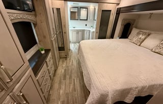 Keystone Alpine 3700FL ***1.5 bath and King Bed***