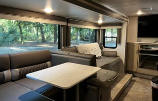 Pet Friendly Luxury Family Retreat on Wheels