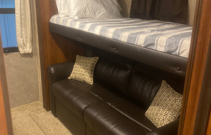Second bunk bed, foldout sofa