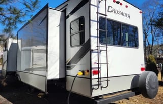 Stationary spot-2022 Prime Time RV Crusader 382MBH