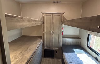 2019 Palomino Puma w Outdoor Kitchen Sleeps 10