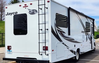 Sleeps 8 with Queen, Bunkbeds, Shower, Kitchen+