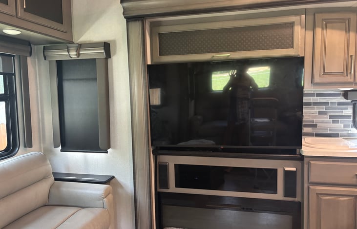 Big screen, smart TV and fireplace with heat