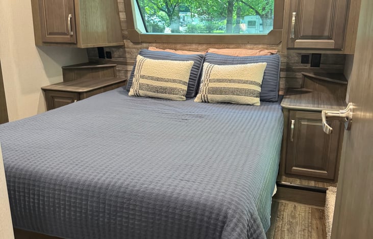 Spacious Master with upgraded queen mattress and luxury sheets. Tons of extra pillows!