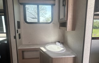 SPACIOUS!!! 2021 SURVEYOR LEGEND 296QBLE