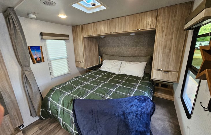 Queen sized murphy bed.