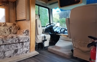 2005 Tiffin 33' with 2 slides and very low miles