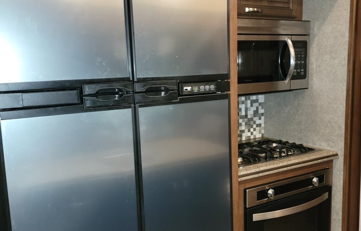 Electric and LP fridge. Gas top stove and oven, Convectional Microwave.