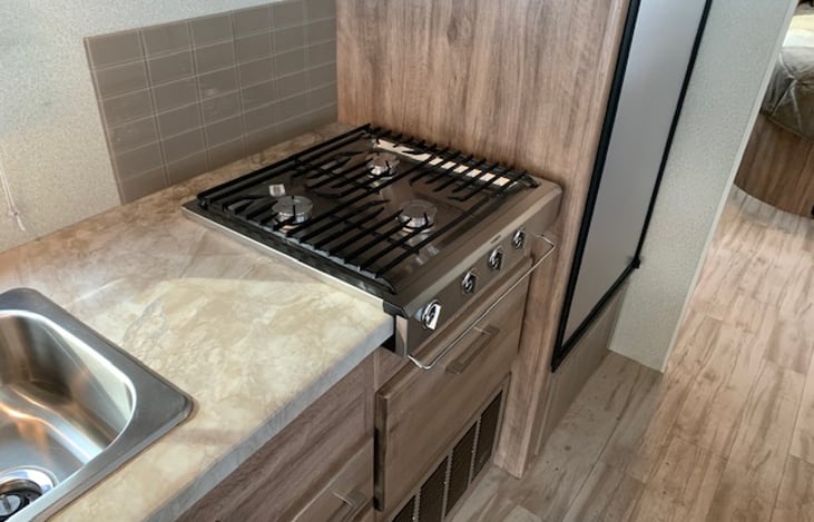 Under counter drawers and cupboards give you plenty of storage space.