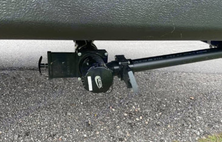 Super simple easy dump valves and outlet. 1 common outlet for grey and black tanks.