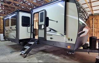 37’ bumper pull travel trailer