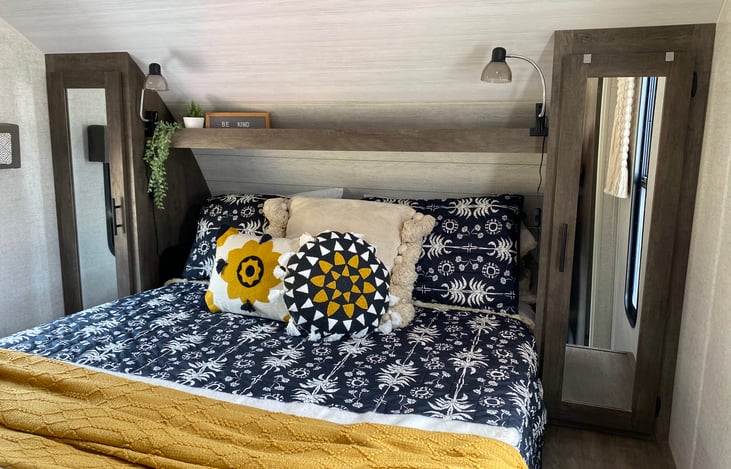 Bedroom with RV queen Ben.