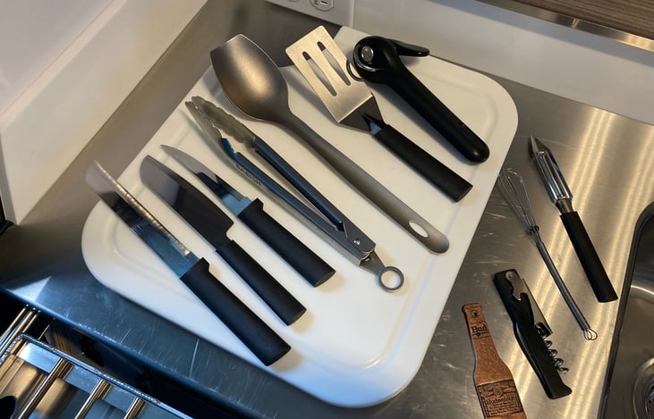 Kitchen Utensils Included:
3 Knives
Tongs
Serving Spoon / Ladle
Spatular
Can Opener