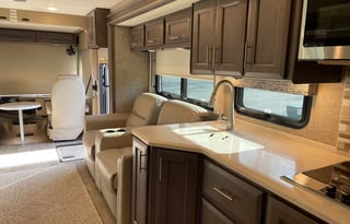 2021 Thor Motor Coach Miramar 35.2