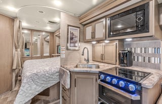 27:*NEW* 2022 Thor LUXURY KING Bed, 8Sleeper,Solar