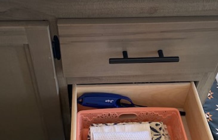 Oven mits, trivets and lighter.