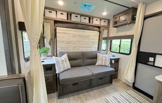 Luxurious, cozy glamper, outdoor kitchen + more!