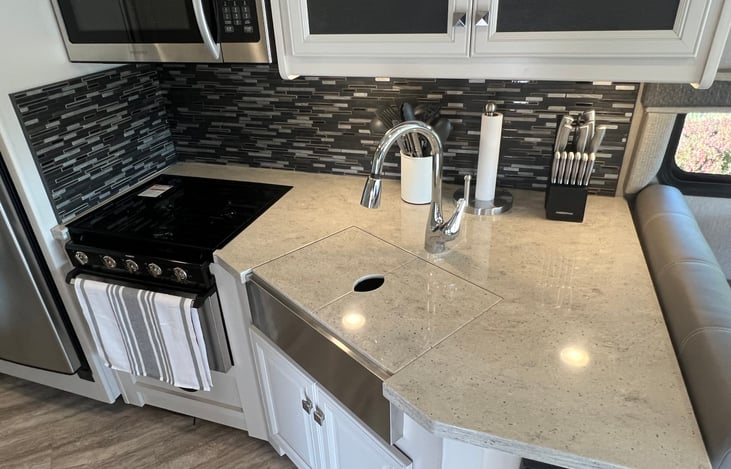 Fully appointed kitchen!