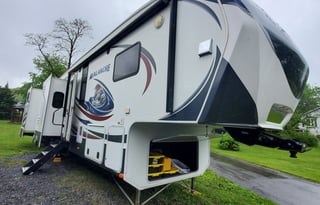 Sonny and Sunshine Kid Friendly Fifth Wheel