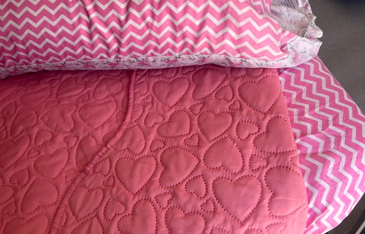 Bottom
Bunk bedding includes pillow sheet and quilt
