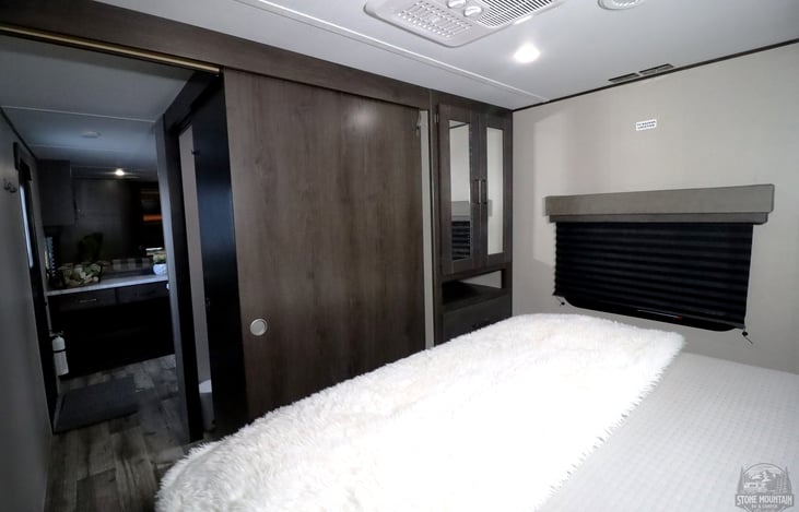 2022-Grand-Design-Transcend-Explor-297-QB-Copyright-at-StoneMountainRVs-dot-com