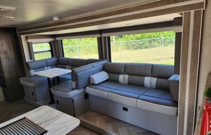 Living area/dining table