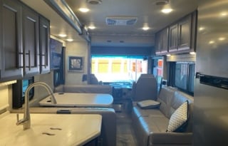 2022 Thor Motor Coach Miramar 34.6