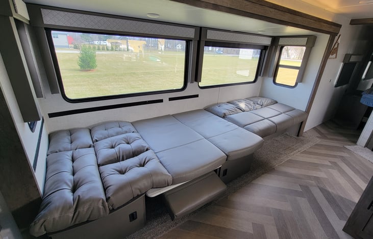 VersaLounge and U-Shape Dinette | Sleeping configuration with both Jackknife couch and dinette arrangement