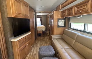 2017 Thor Miramar 34.2,Tailgate-outdoor Kitchen/TV