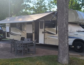 Coachmen RV Leprechaun 317SA Ford 450