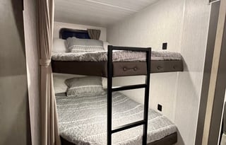 Family Getaway! 5 STAR RATING! (DELIVERY ONLY)