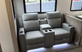 Brand New 2025 3 bedroom!Sleeps 8 Palomino Solaire