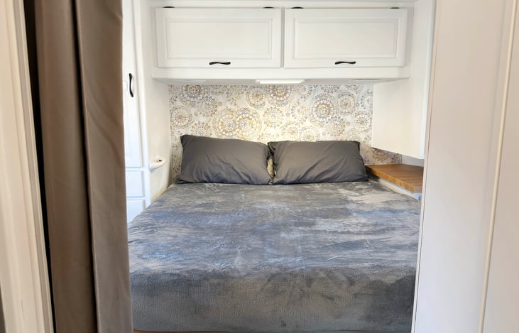 Kick back and relax — this glamping-ready RV lounge offers space to stretch, sleep 6, and enjoy home-like comfort on the road