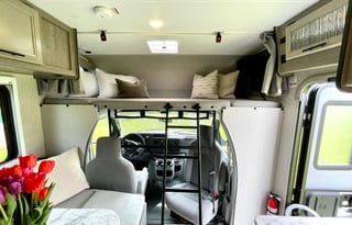 Modern RV – Pet Friendly, Easy, & Road-Trip Ready!