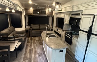 Luxe 2021 Cougar Cove 5th Wheel