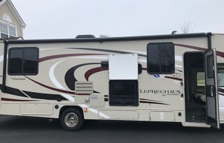 32ft Class C w/Outdoor Kitchen, all items included