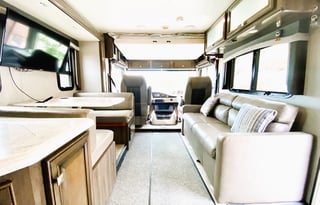 ! Creamy Flair 2021 - Modern & Reliable, Sleeps 10