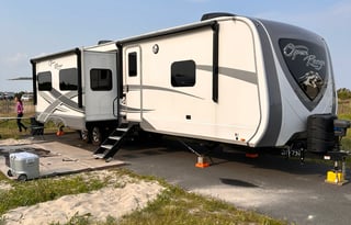 Happy Glamping in the Open Range with 1 1/2 baths!