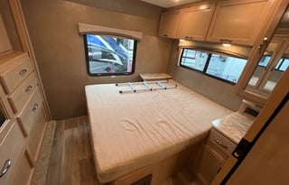 C13: Thor 10 Sleeper wBunks! 2 SlideOut Rooms WiFi