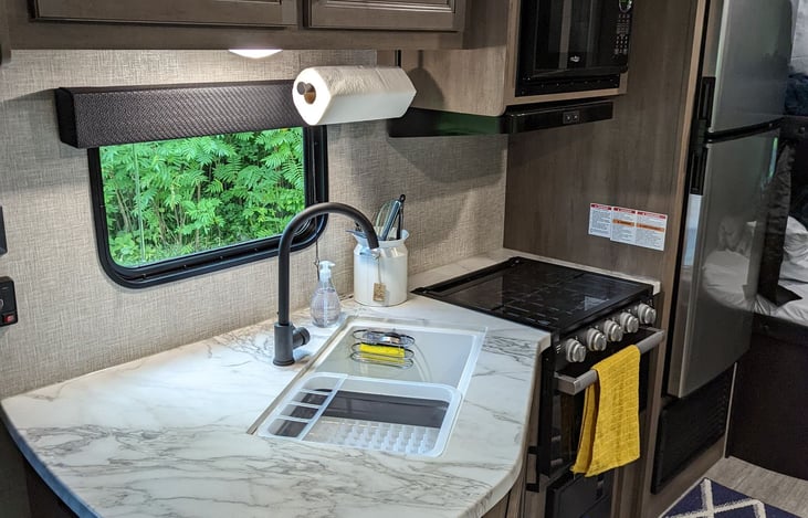 Fully stocked kitchen!