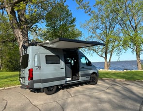 Winnebago Revel 44E