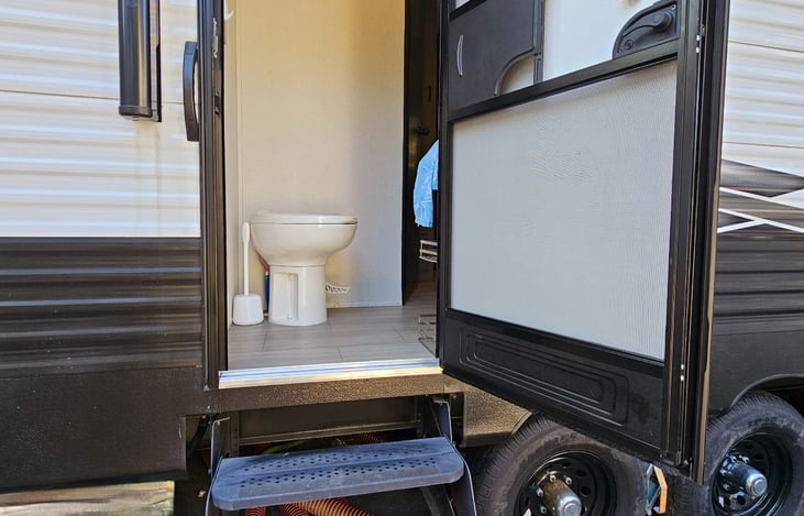 separate entrance to bathroom from outside