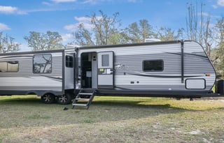 WOW King bed 3 slides looks like 5th wheel inside