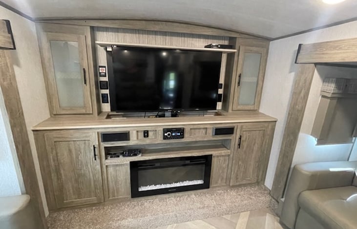 Entertainment & fireplace