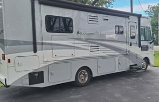 2019 Winnebago Adventurer 27N