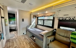 2021 Coach Odyssey 29K - FREE Mobile Wifi