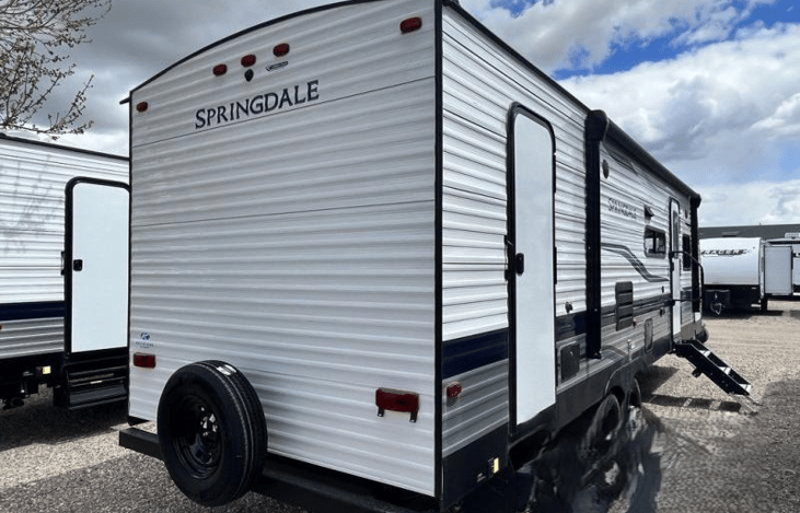 Trailer has front and rear electric stabilizer jacks not for leveling.