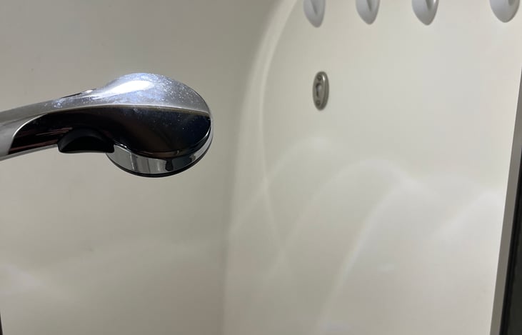 Separate stand up shower.