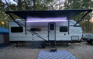 Cozy couples camper 2022 EAST TO WEST Silver Lake